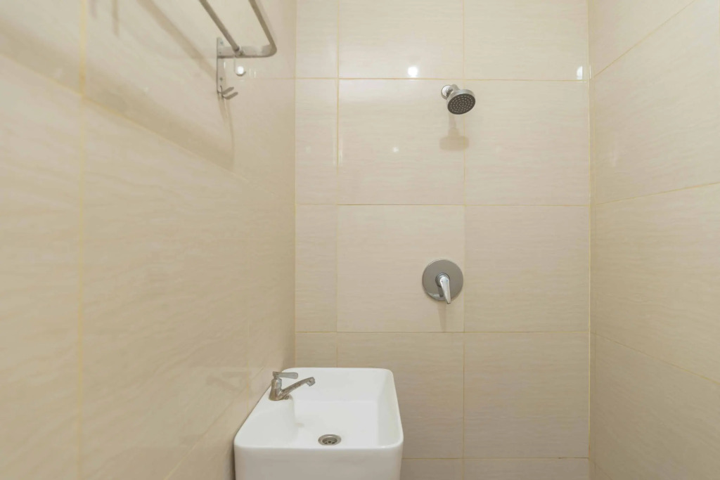 RedDoorz Plus near Eka Hospital BSD 5