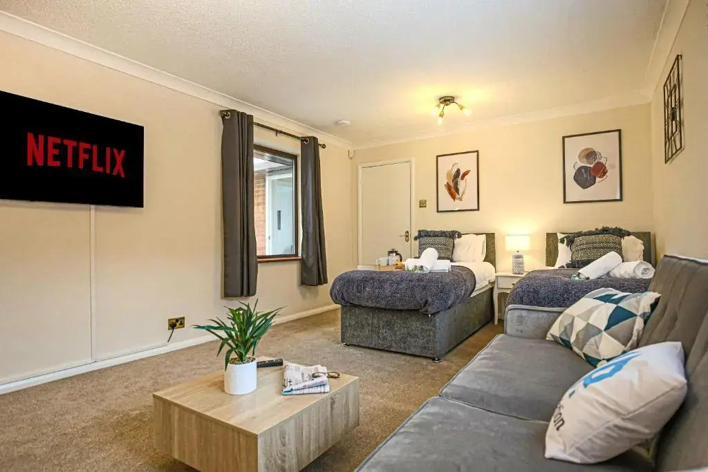 Two Bedroom Bungalow in Milton Keynes by HP Accommodation - Free WiFi & Parking