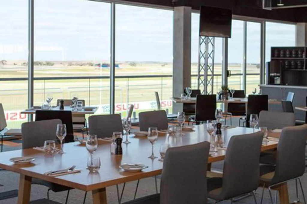 Rydges Pit Lane