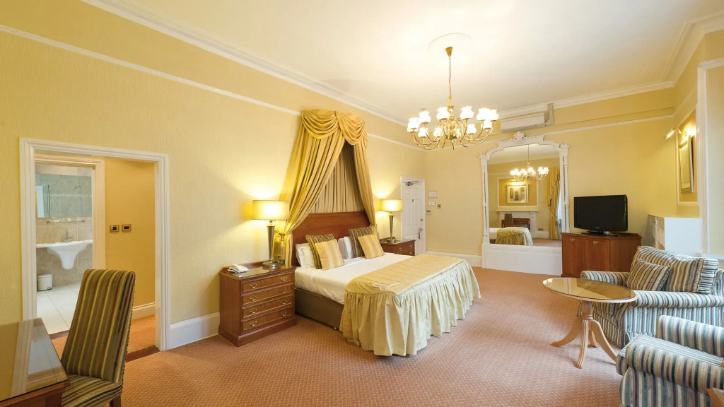 The Royal & Fortescue Hotel