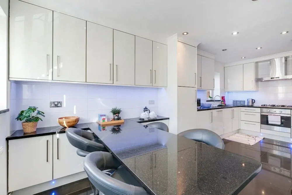 Isher 3 Bedroom 2 Bath Hse with Parking
