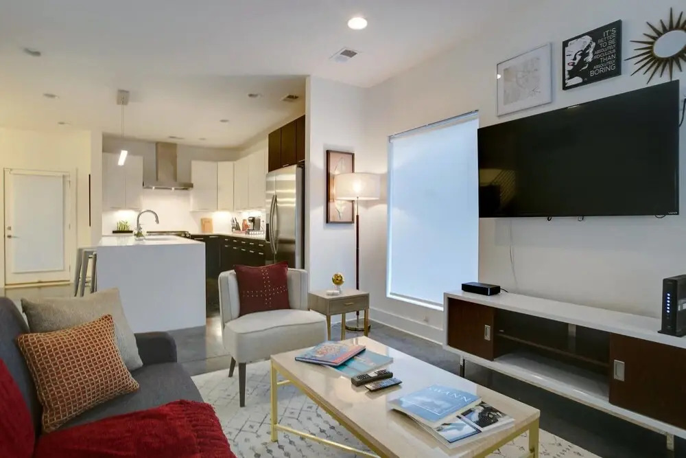 Modern 8bed/4ba Home w/ Roof Deck & Grill by Domio