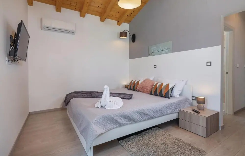 Awesome Home in Stinjan with Hot Tub, WiFi & 4 Bedrooms