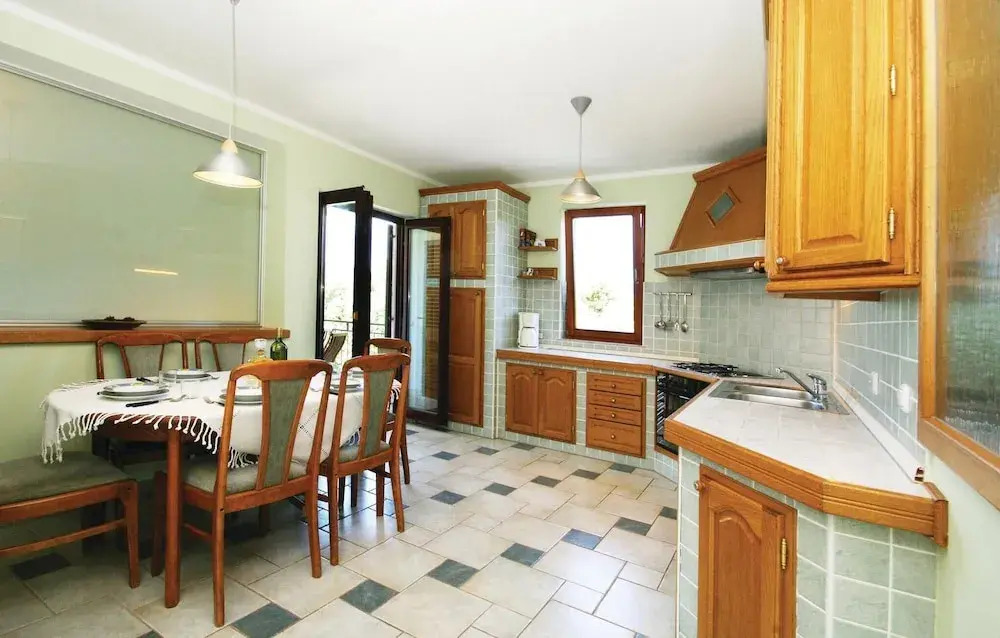 Nice Home in Stari Grad With Wifi and 4 Bedrooms