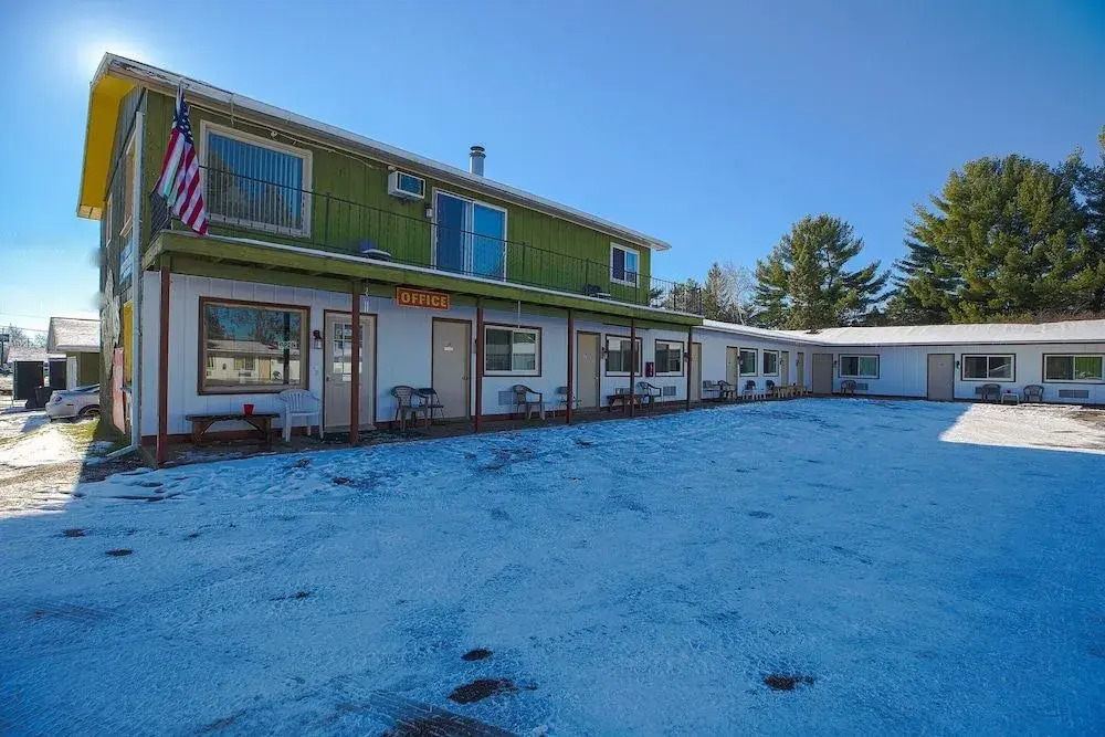Love Hotels Tomahawk by OYO at Lake Mohawksin WI