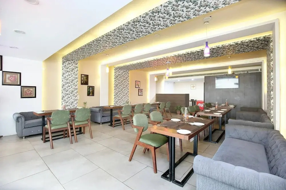 OYO 7100 Hotel Crossroads