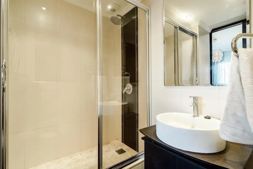 AGC28- 2 bedroom apt walking distance to beach