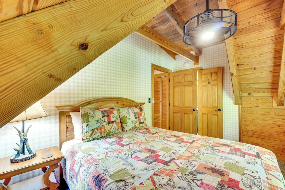 Cozy Family Cabin w/ Hot Tub ~ 4 Mi to Dollywood!