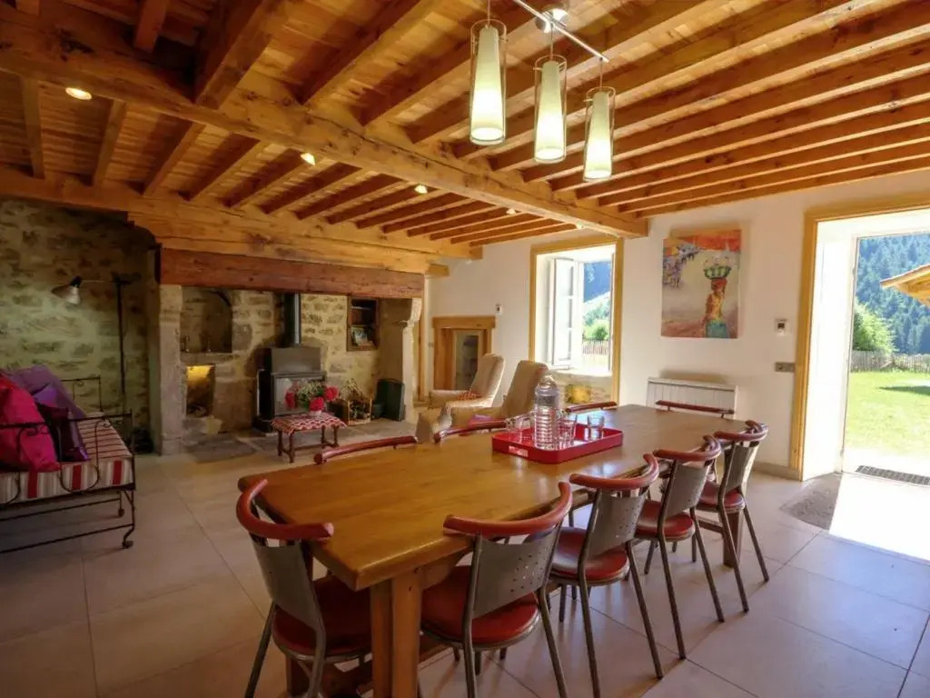 Gîte La Liesse avec 4 chambres, cheminée, jardin et animaux acceptés - FR-1-496-44