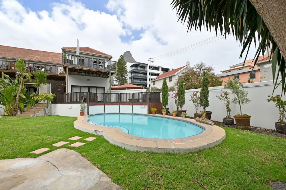 Sunny Sea Point Apartment With Private Balcony
