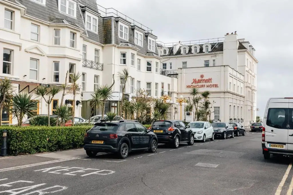Top quality two bed apartment near beach front