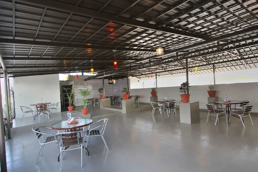 OYO 7463 Leo Suites