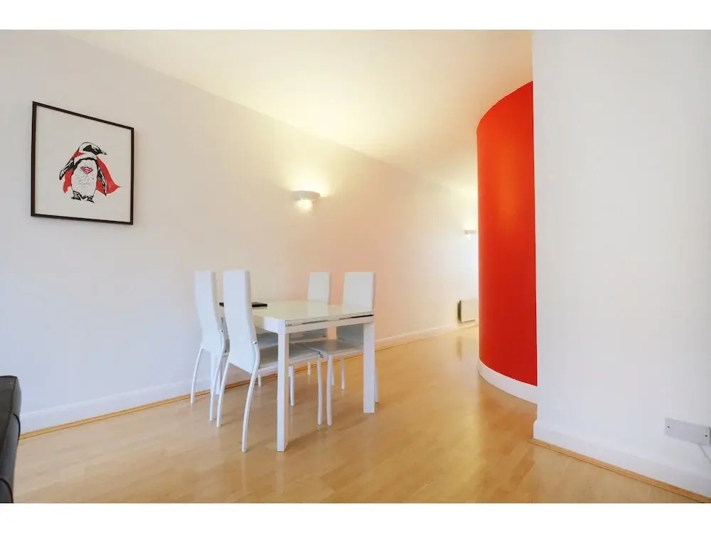 Clean, Secure 2BR Flat for 4 in East London
