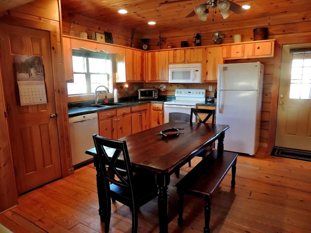 Limerick Lodge 3 Bedrooms 3.5 Bathrooms Cabin