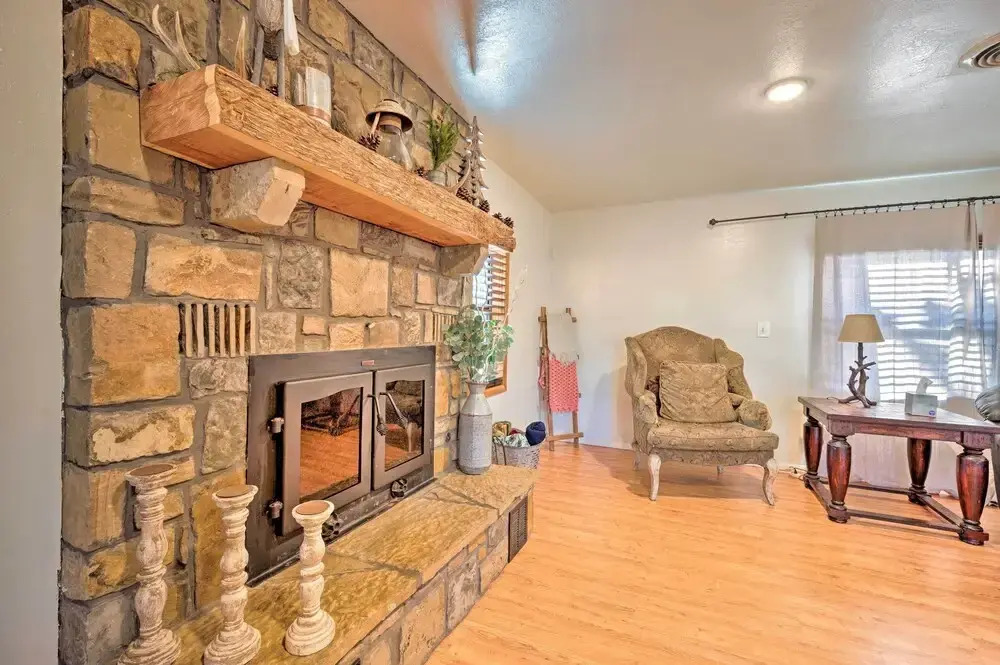 Cozy Broken Bow Cabin w/ Hot Tub - 1 Mi to Lake!