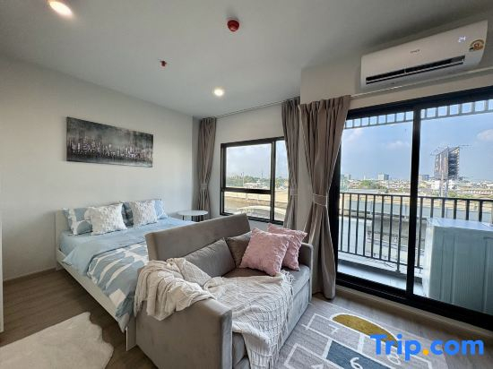1-minute walk toBTSWutthakat/swimming pool /gym / 300Mbps internet / brand new apartment building