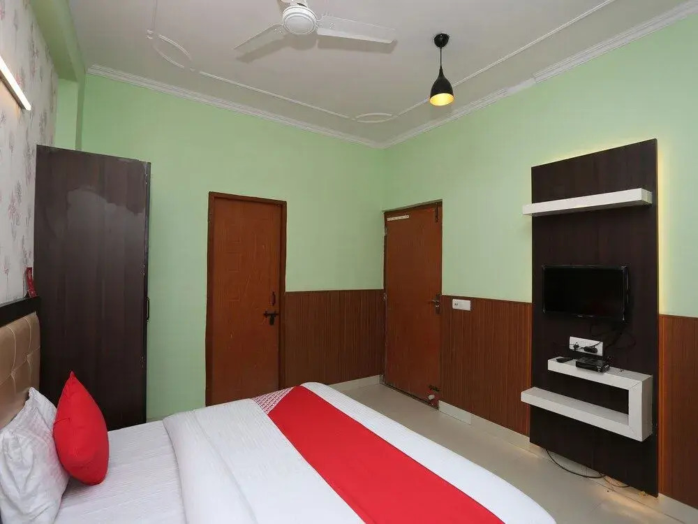 OYO 28264 Chirag House