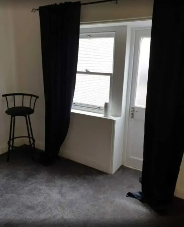 Studio in Pedestrianized High Street