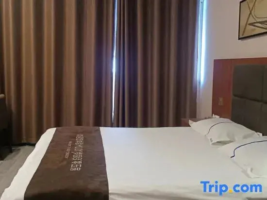 Xinzheng Black Panther Business Hotel (Golden Avenue Black Panther Logistics Park)