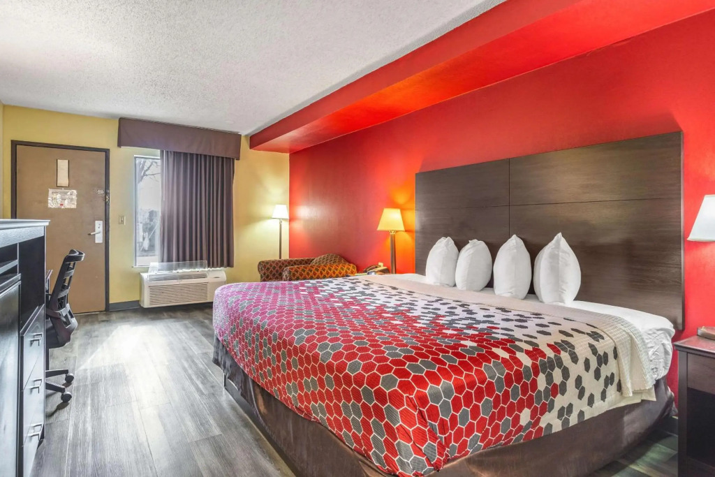 Econo Lodge & Suites Clarksville near Governors Square Mall