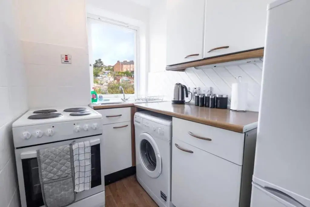 ☆ Bright, 2 Bedroom West End Apartment ☆