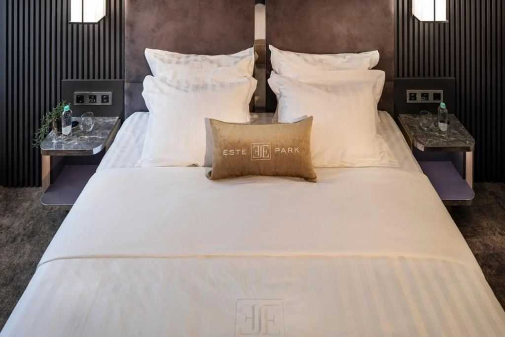 -- ESTE PARK HOTEL -- part of Urban Chic Luxury Design Hotels - open since October 2022 - Parking - Compliments - next to Shopping & Dining - Mall Plovdiv
