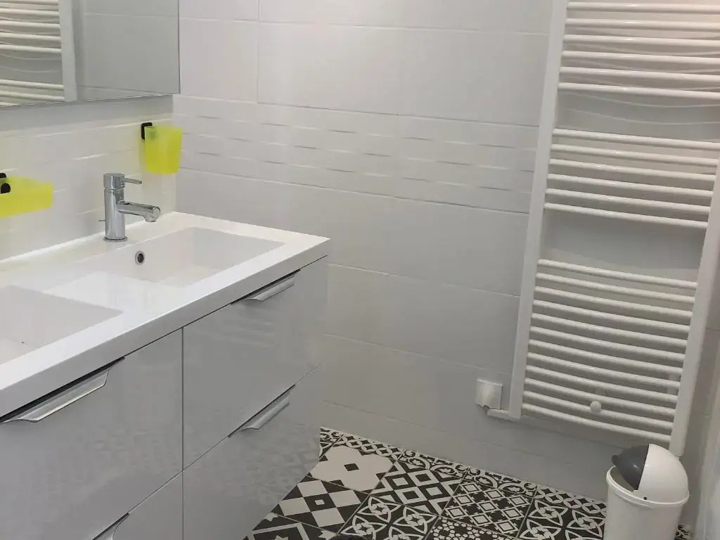 Gîte tout confort près du circuit des 24H du Mans - 3 chambres, jardin et parking privé - FR-1-410-261