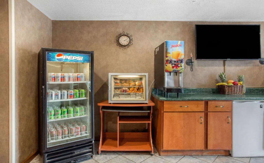Rodeway Inn & Suites near Outlet Mall - Asheville