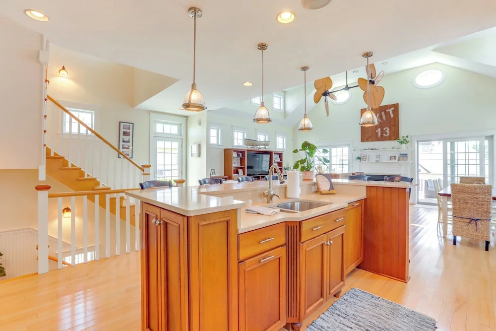 Spacious Avalon Beach House - 2 Blocks to Water!