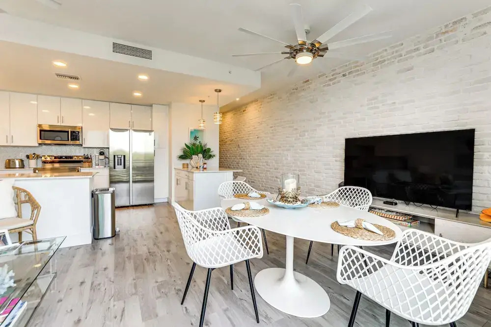 Chic Sarasota Condo w/ Balcony: 2 Mi to Beaches!