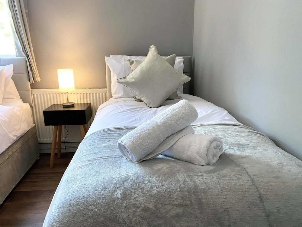 2 Bed Town Centre Free Park Wi-Fi Garden
