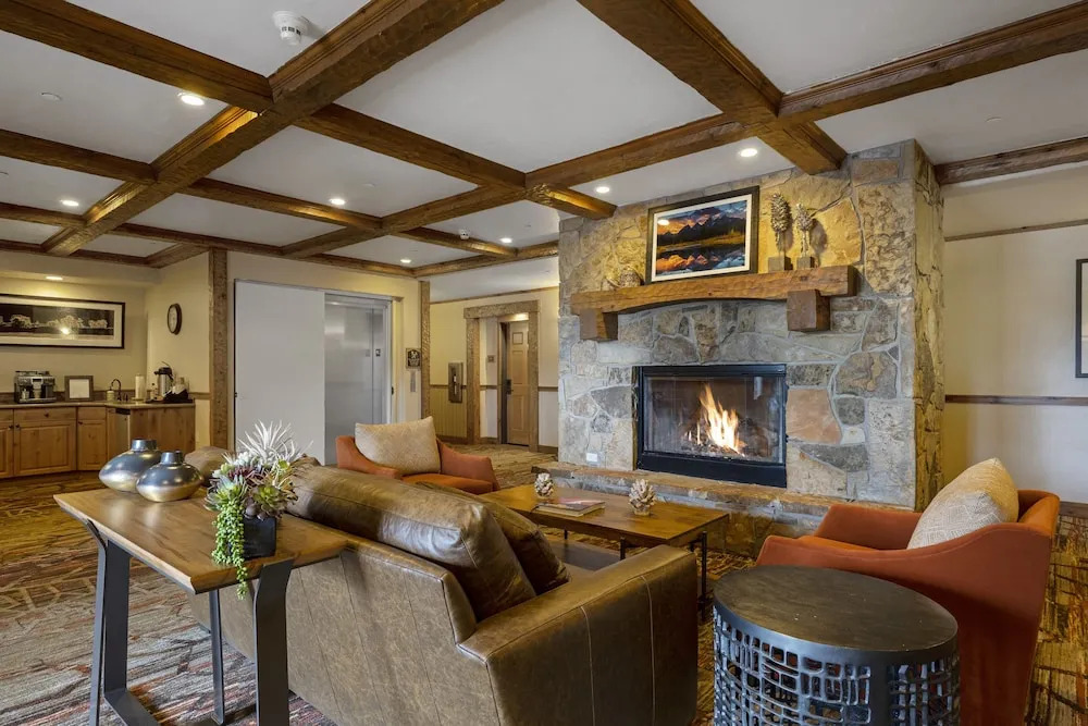 Eagleridge Lodge 201 2 Bedroom Condo by RedAwning