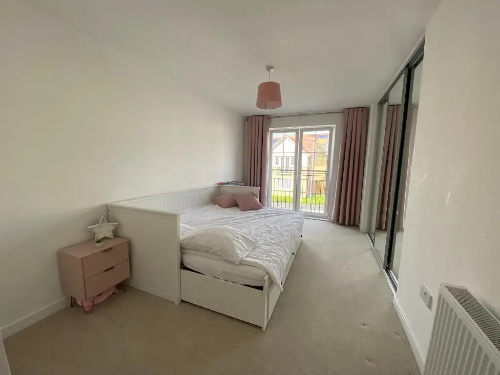 Luxury 4 bed detached 3 beds
