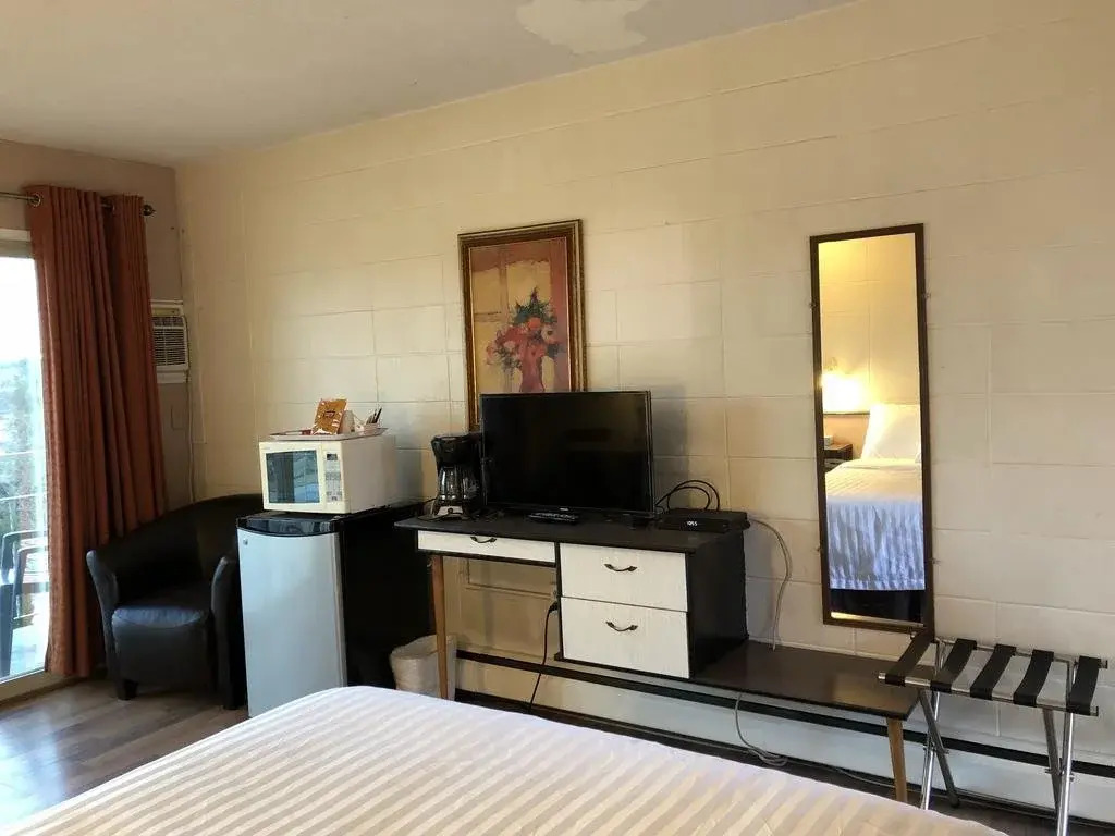 Holiday House Motel