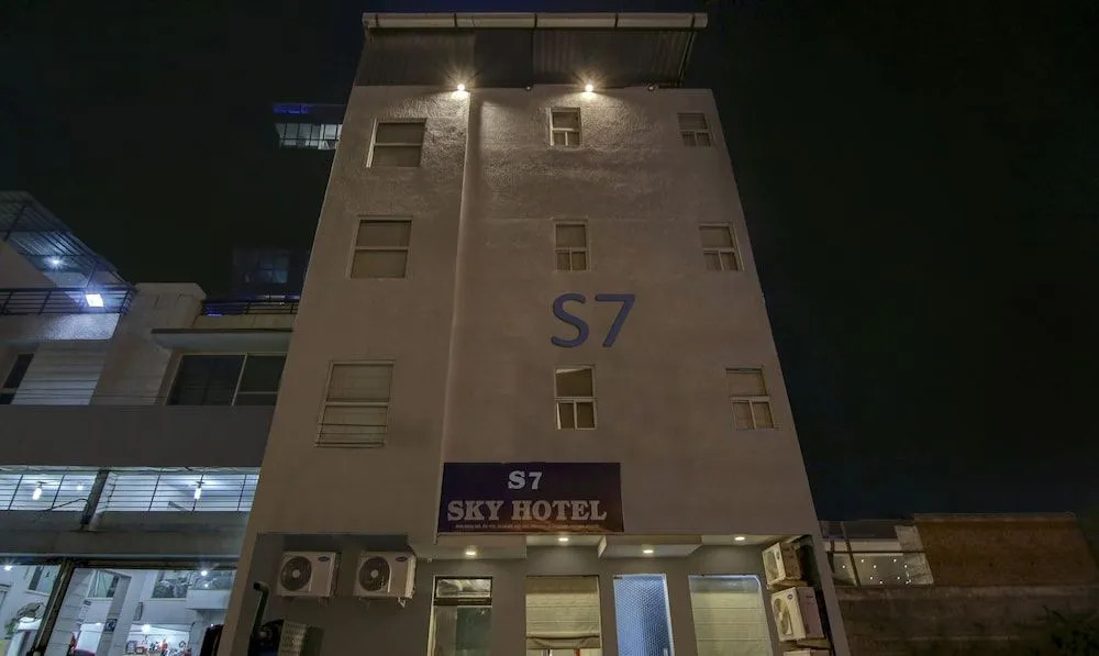 Hotel O S7