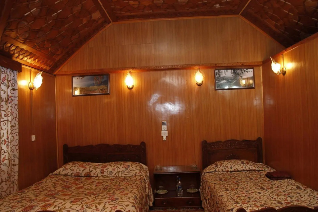 Holiday Inn Group of Houseboat