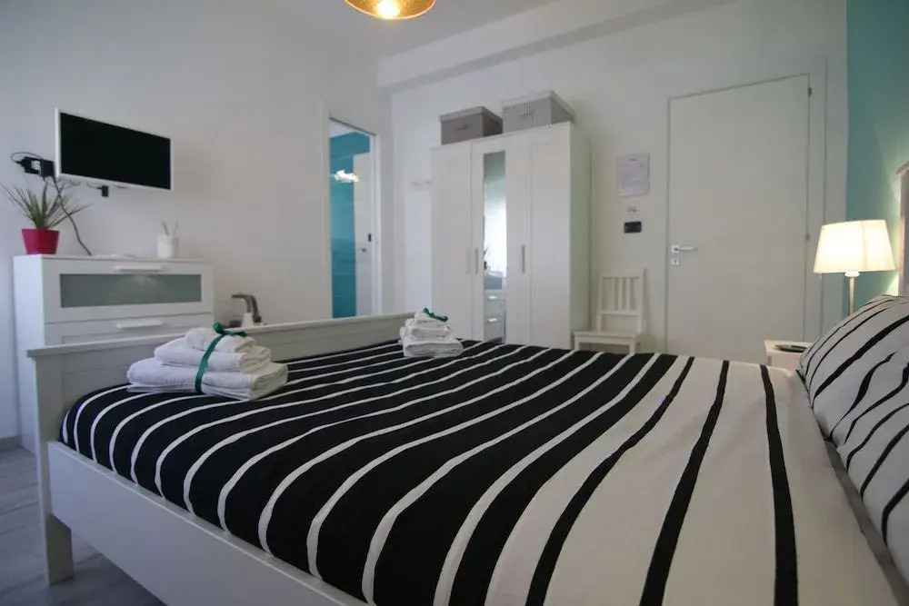 "7 SORELLE B&B" camere in pieno centro città con bagno privato, FREE HIGH SPEED WI-FI, NETFLIX