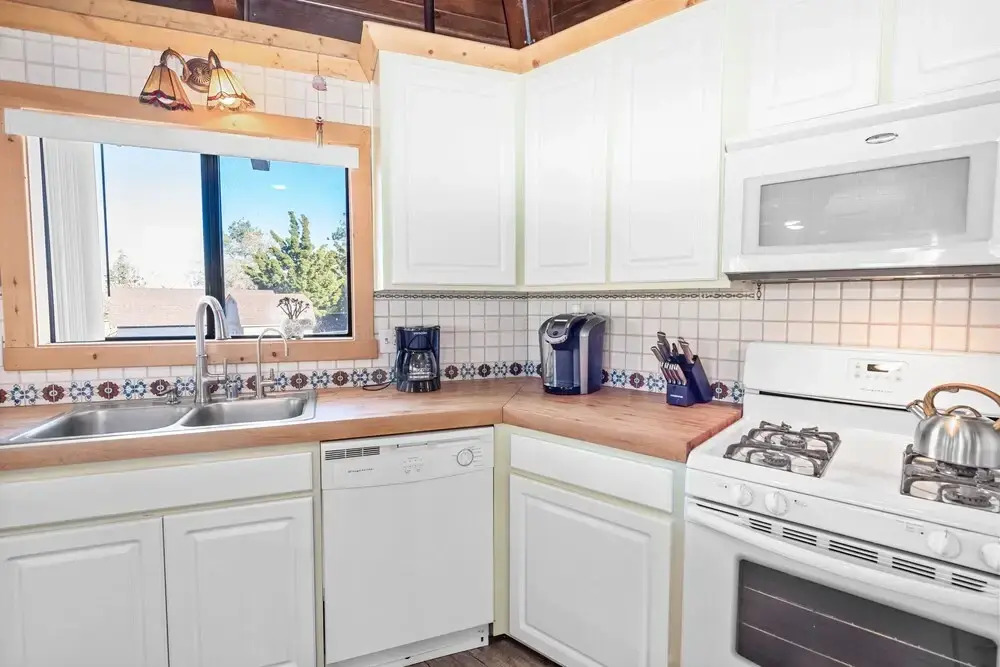 Hexagon Mountain Retreat - Unique Hexagon Cabin With A Hot Tub! 3 Bedroom Home
