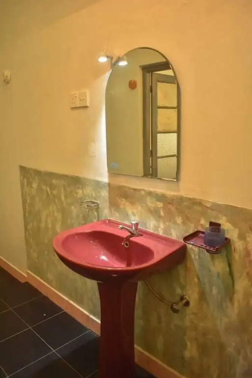 Charming & Historical 3-bed Bungalow in Hikkaduwa