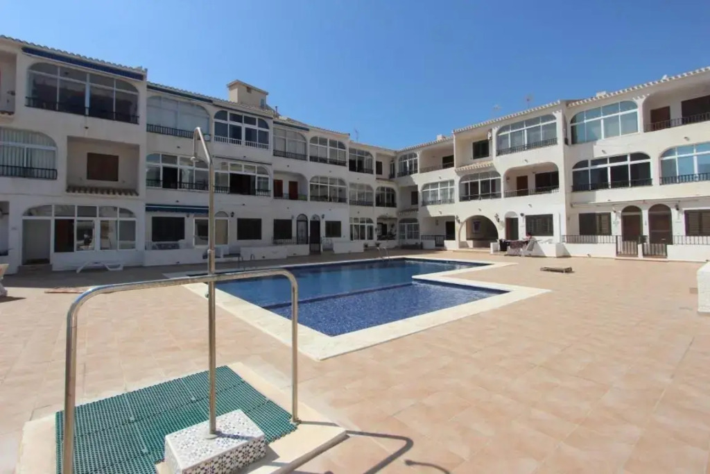 Apartment overlooking to the pool 2450