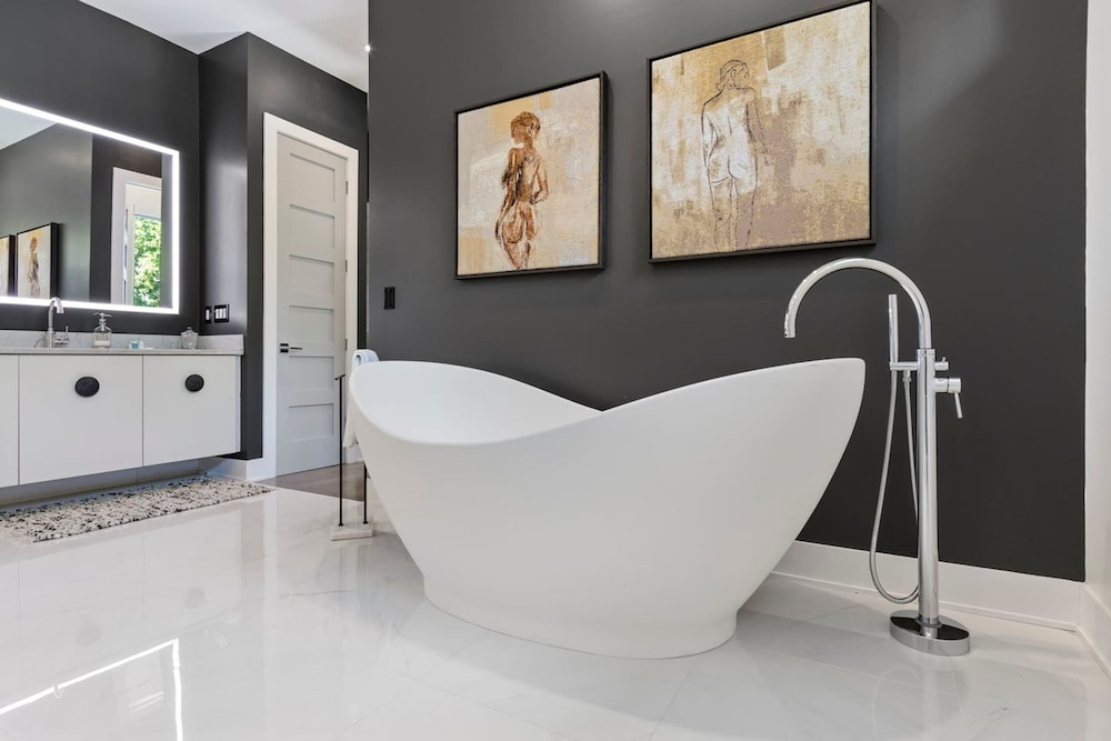 Luxe Modern 4 Bdrm 4 5bath w Private Pool Sleeps 8