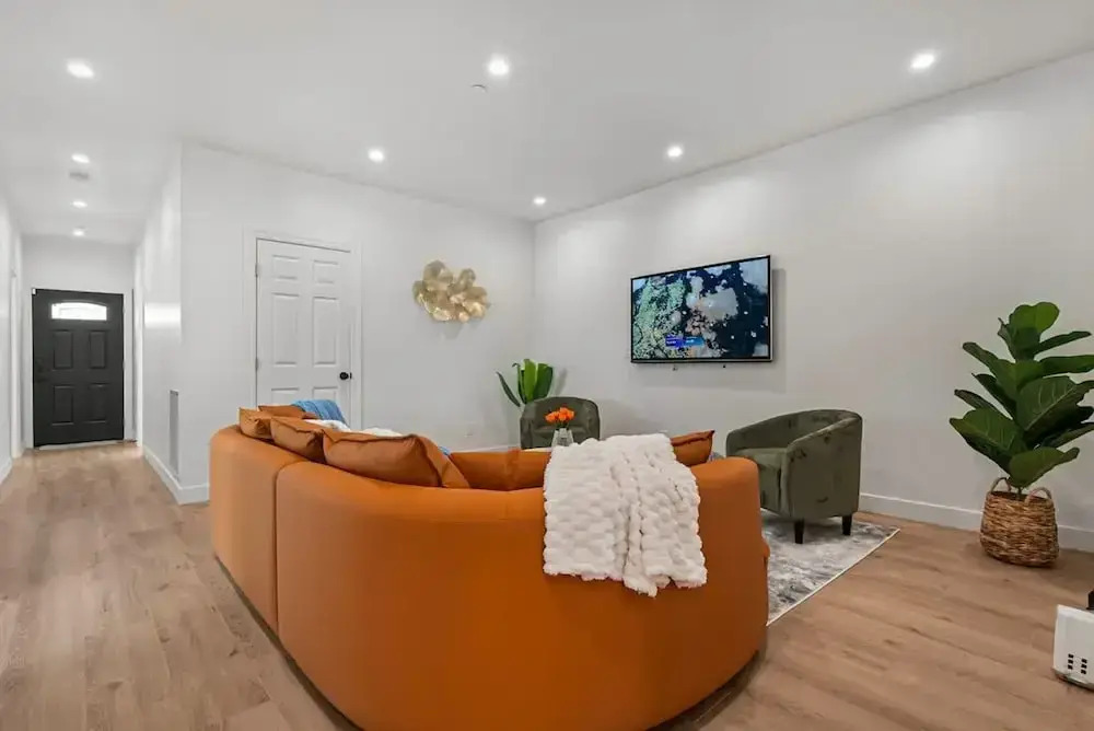 Massive 8BR Home in Hayward With AC Free Parking
