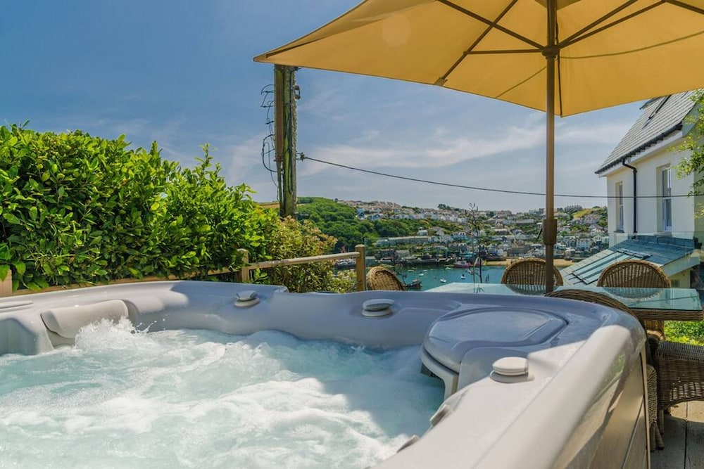 Entire Victorian Schoolhouse With hot tub and Harbour Views