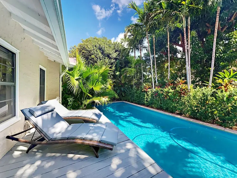 Tropical El Cid Bungalow #main Home - Front 2 Bedrooms 2 Bathrooms Cot