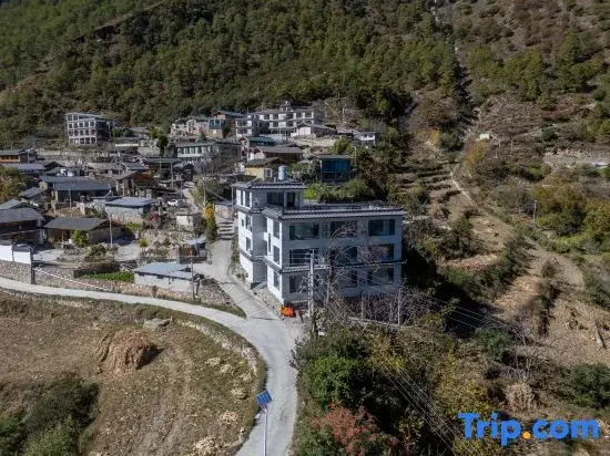 Hill Retreat | Mantu · Banshan Cliff Designer's Boutique Stay (Tiger Leaping Gorge Scenic Area)