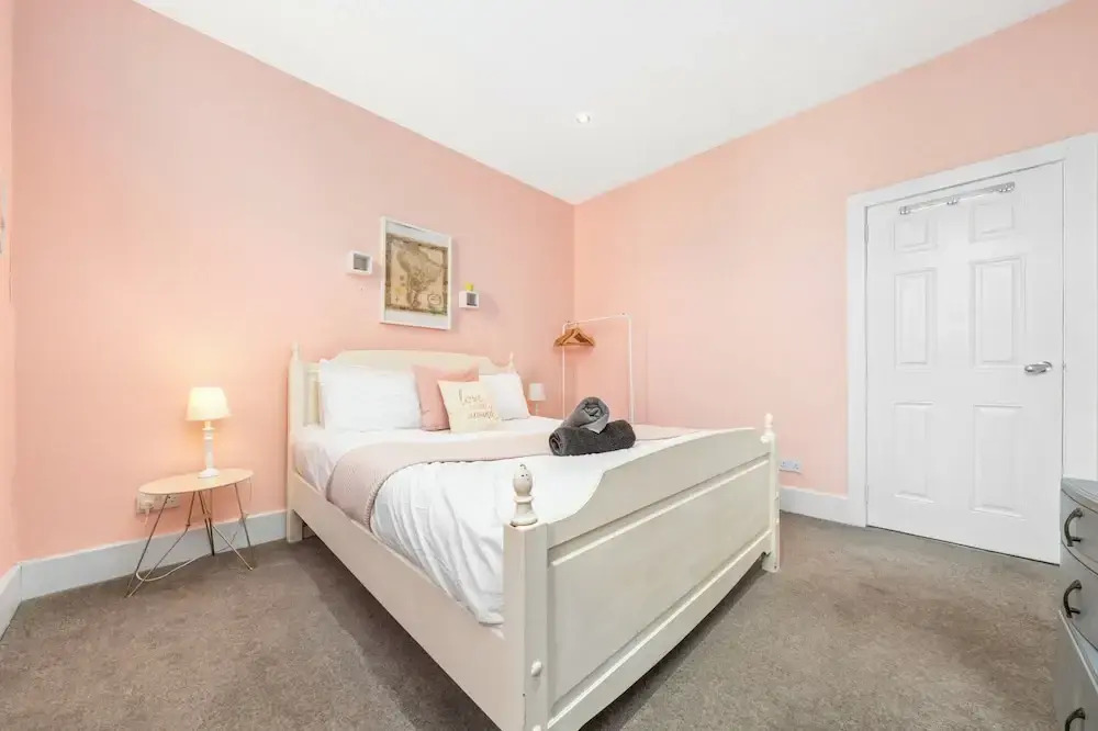 Vibrant Spacious Apartment In West End