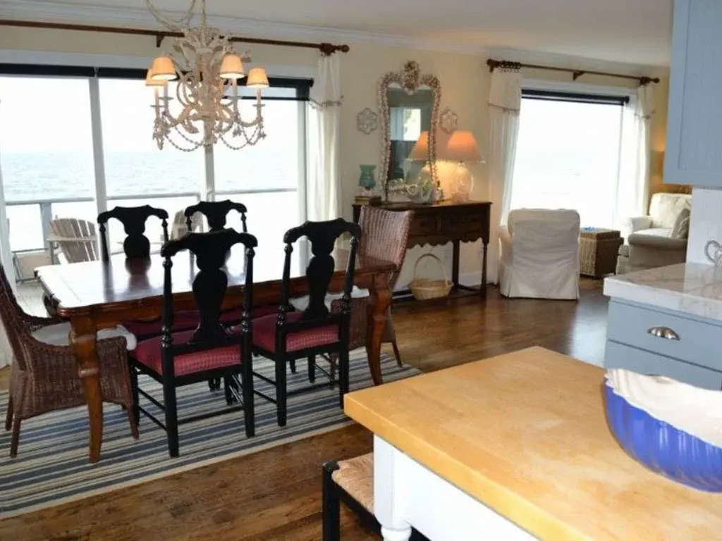 Sea Cliff 3 Br cottage by RedAwning