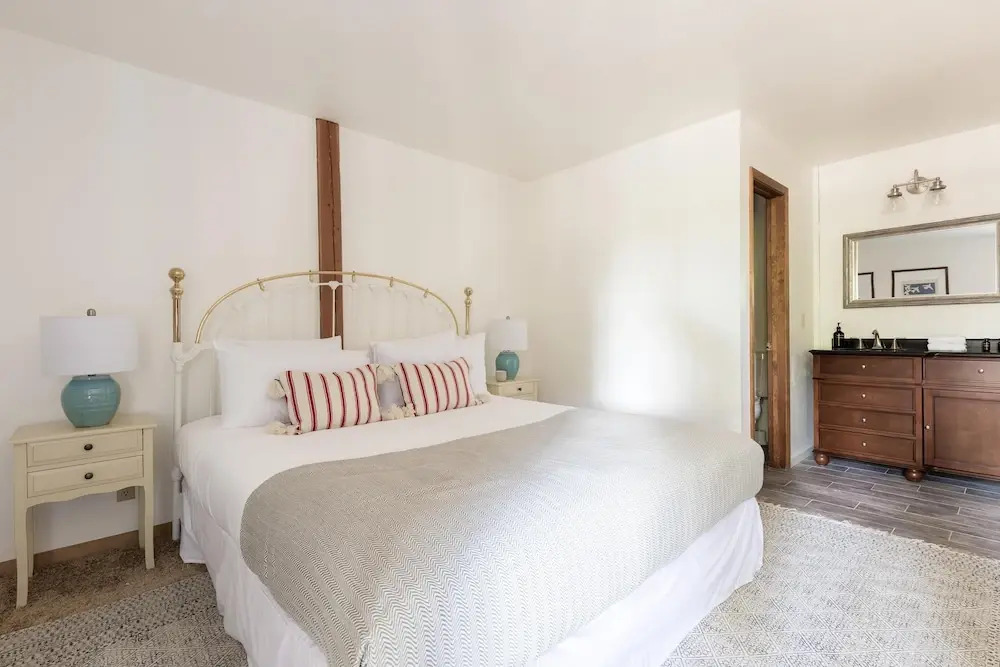 Wolfe by AvantStay | Near Lake Tahoe, w/ Hot Tub, Fireplace, 2 Private Decks!