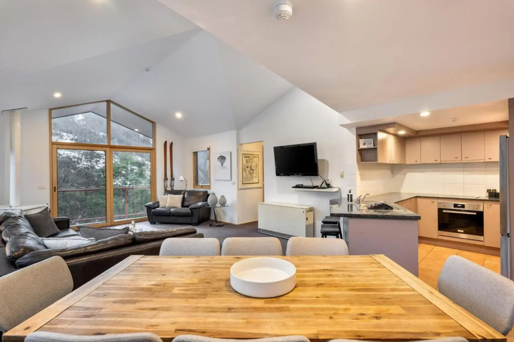 Lhotsky 3 Bedroom and loft with fireplace mountain views and 2 car spaces