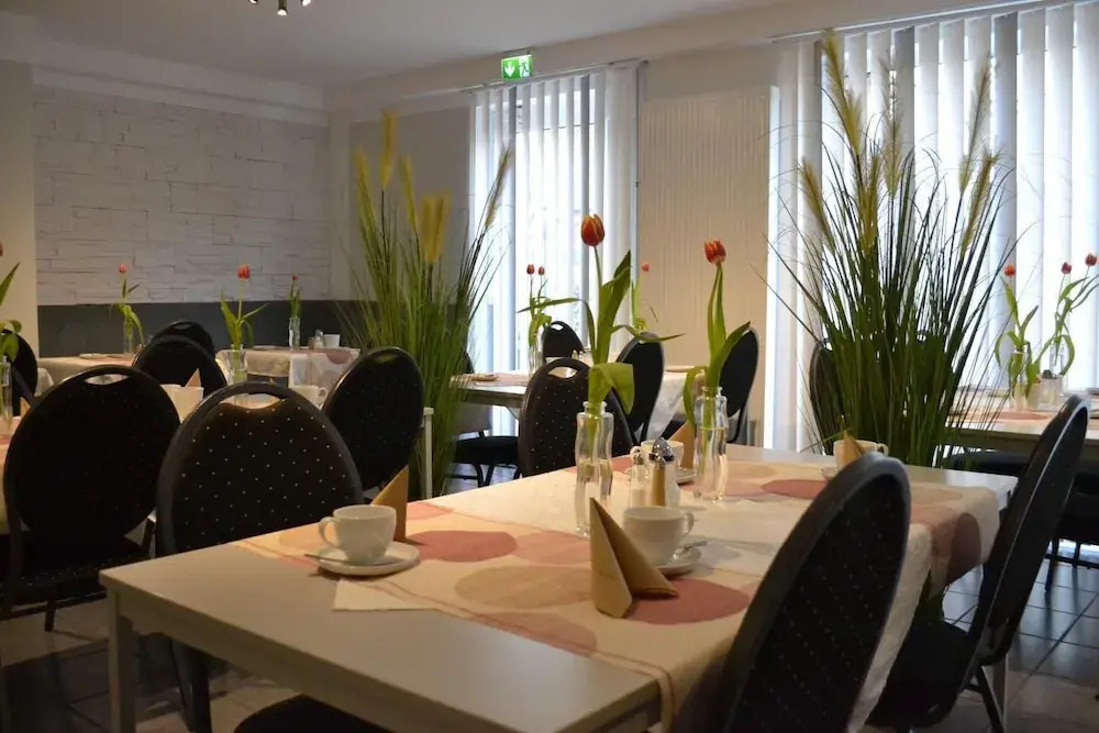 Hotel Café Galerie I Hannover-Garbsen I Free Parking